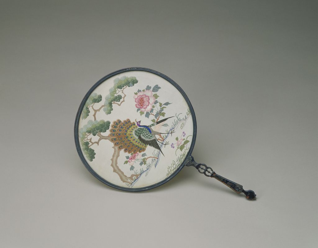 图片[1]-White silk embroidered peacock lacquer handle fan-China Archive